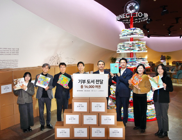 이병진(왼쪽 4번째) 한국토요타 부사장과 송수민(왼쪽 5번째) 땡스기브 대표가 14일 서울 잠실에 위치한 커넥트투에서 열린 도서 기부식에 참석해 기념촬영을 하고 있다. 한국토요타 제공